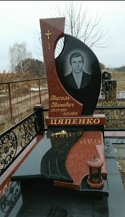Красно чорний памятник