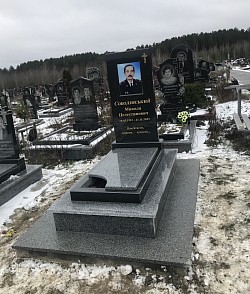Памятник з кольоровим  портретом
